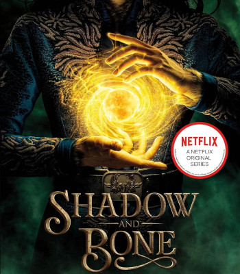 Shadow and Bone (The Shadow and Bone Trilogy #1) by Leigh Bardugo - Paperback